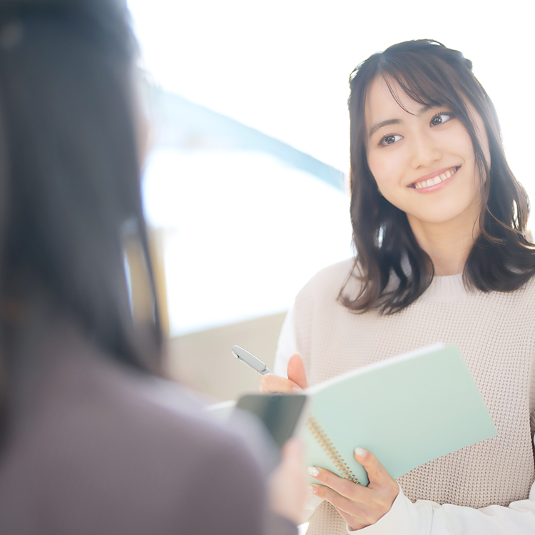 取材中の女性