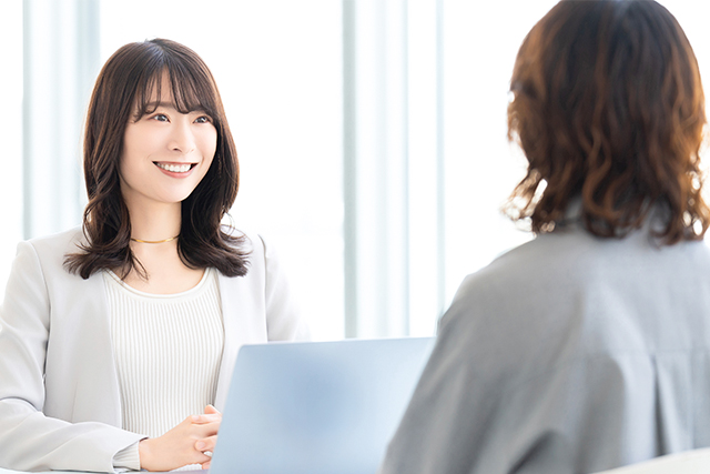 ヒアリング中の女性