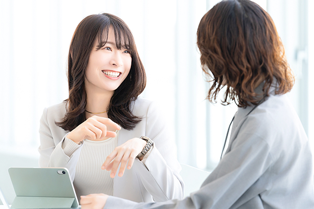 話をする女性